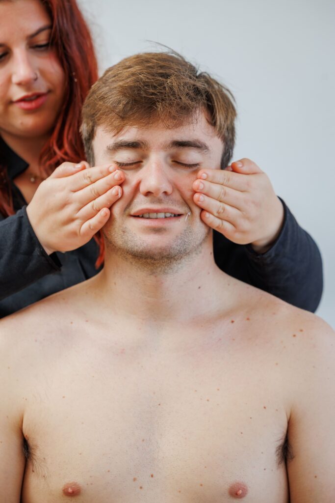 Tratamiento de depilación facial realizado por Vero en el rostro de un hombre.