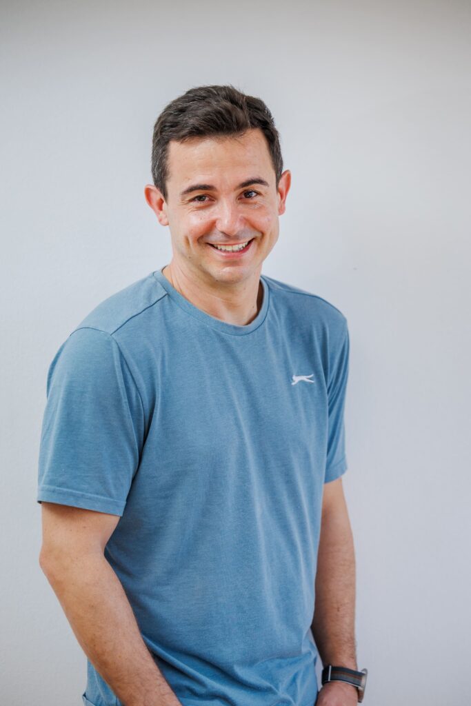 Hombre sonriendo satisfecho después de su sesión de depilación láser en Vero Láser.