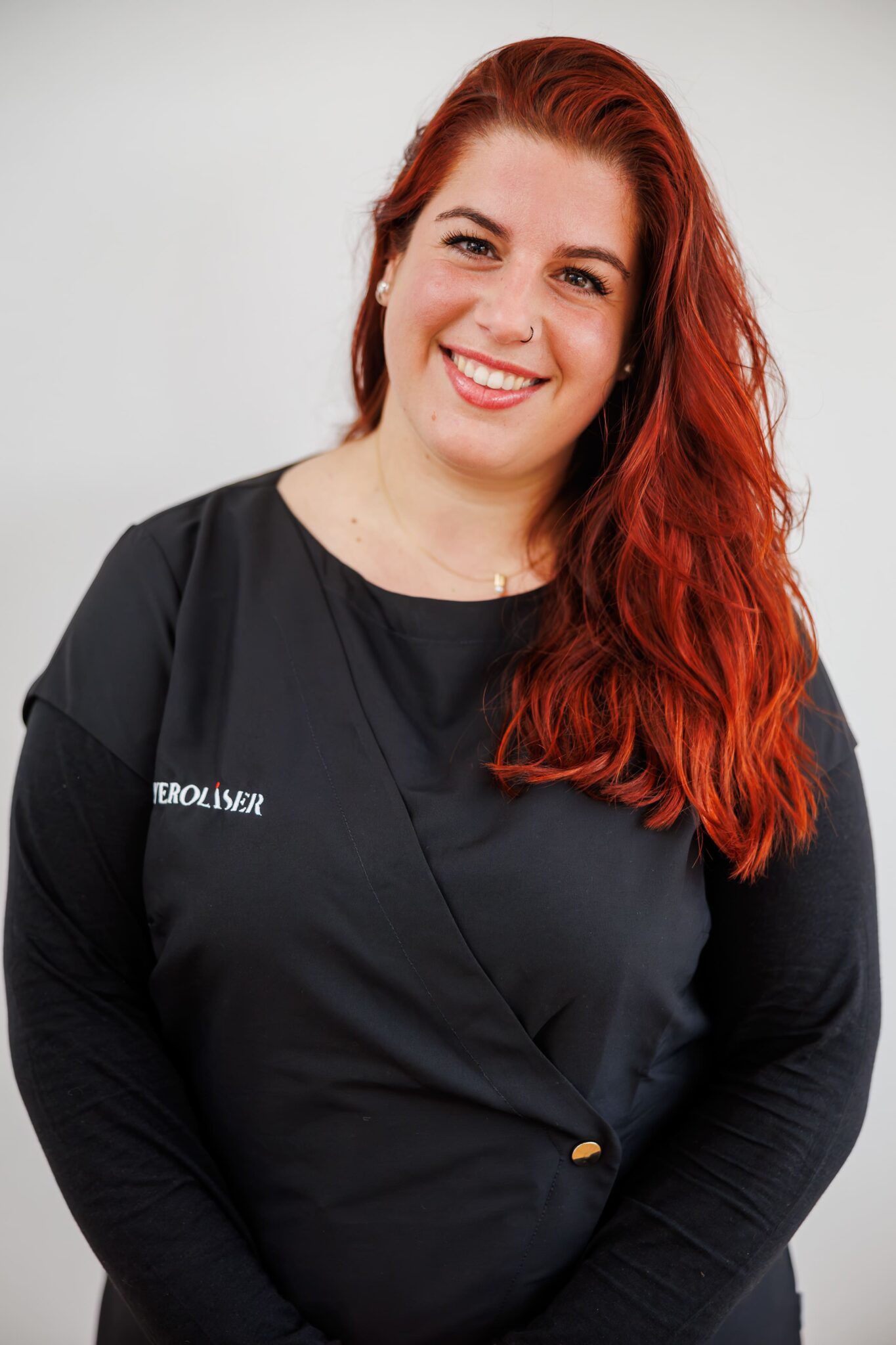 Vero sonriendo con el uniforme de trabajo en Vero Láser.