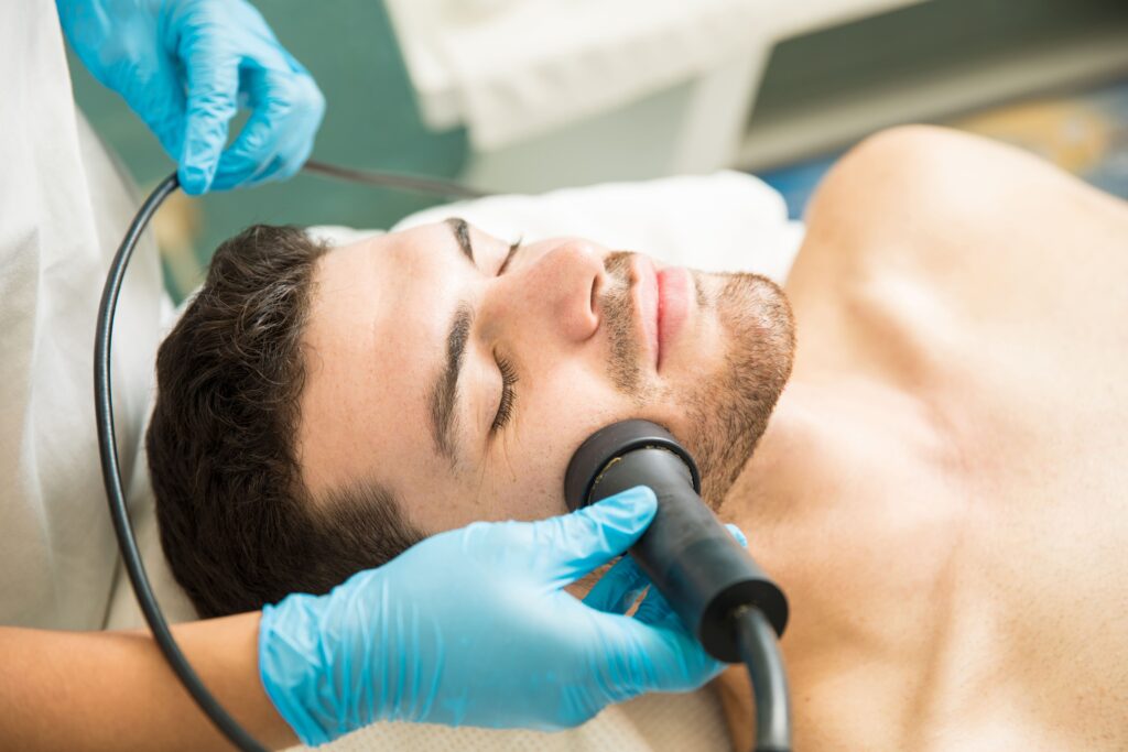 Chico recibiendo un tratamiento de depilación facial en Vero Láser.