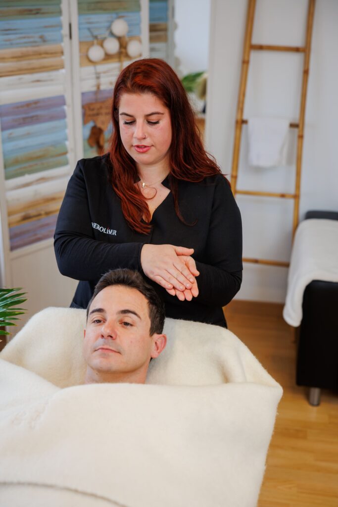 Cliente disfrutando de un tratamiento de depilación facial en Vero Láser.